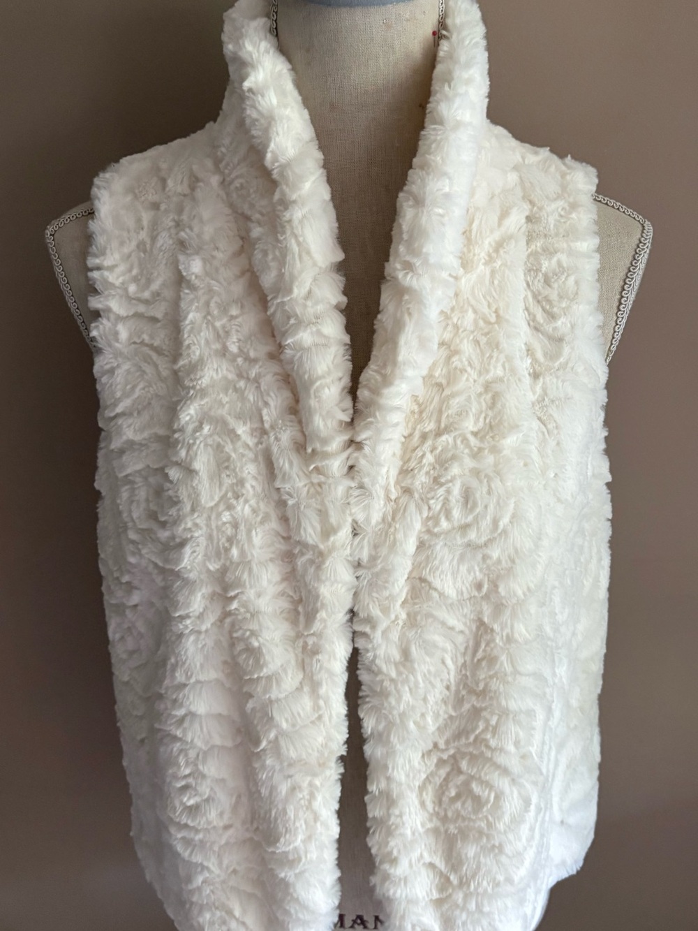 Kensie Cream Faux Fur Vest Rosette Swirl Textured Plush Shawl Collar Open Front